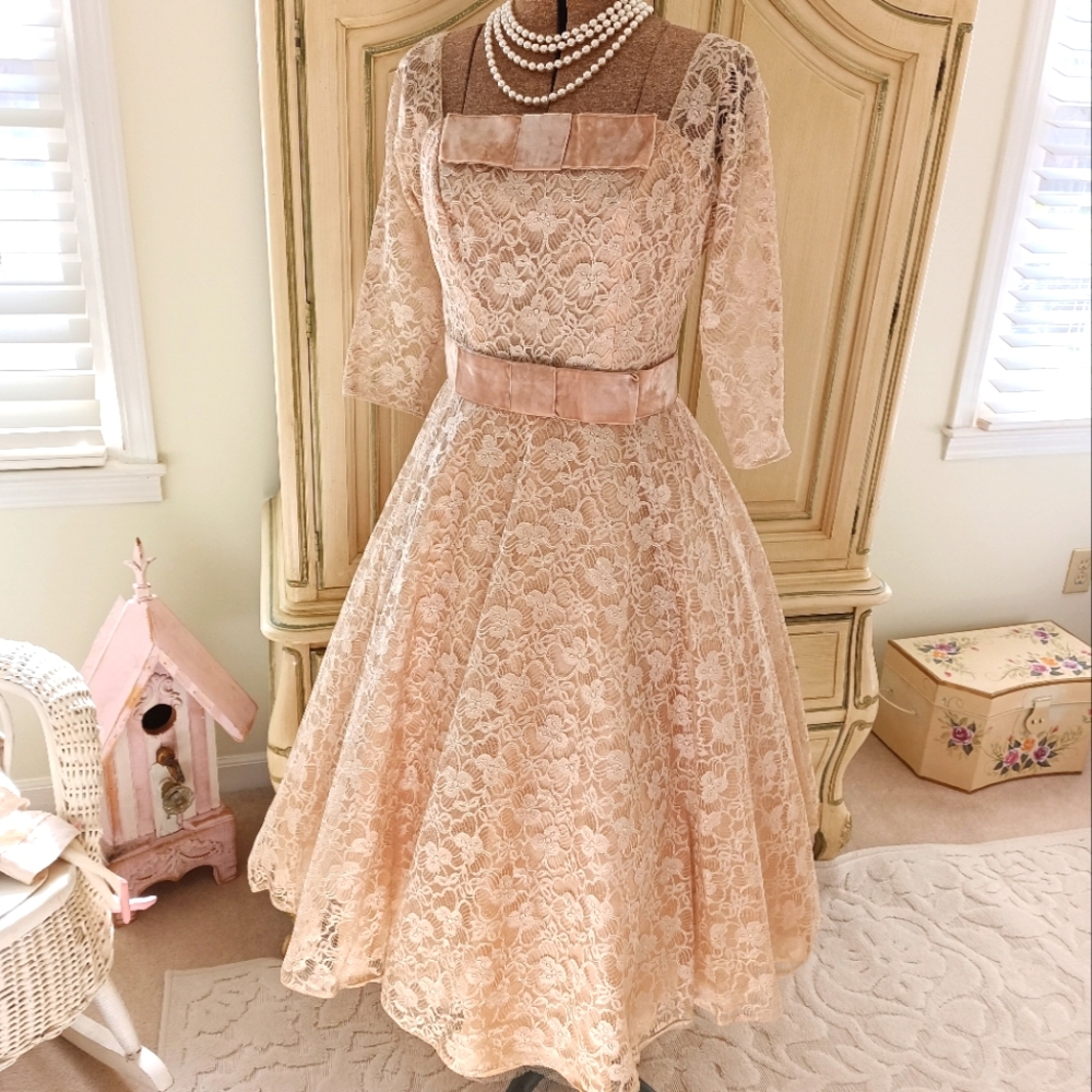 GORGEOUS, UNWORN 1950S MOCHA LACE CUPCAKE DRESS WITH LACE AND VELVET!